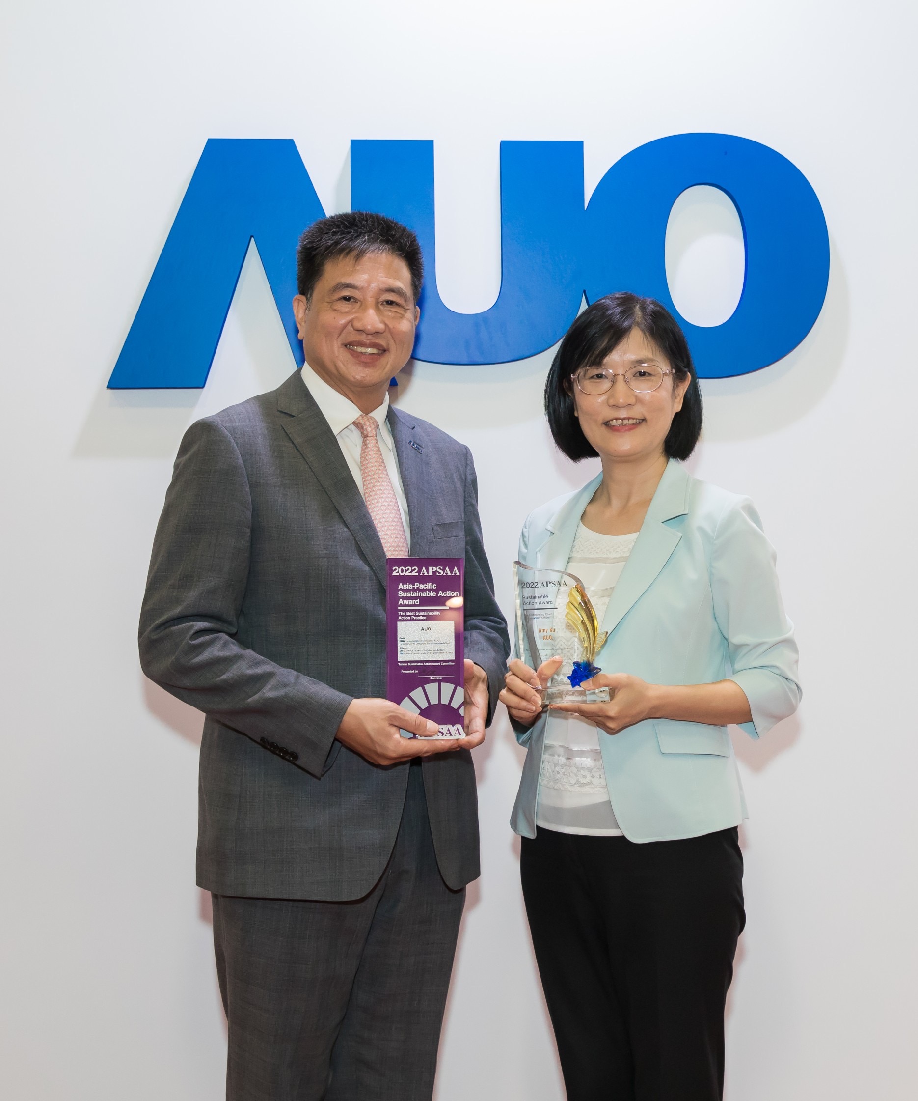 YY易游m6米乐长期垫筑永续远景的基石，透过ESG暨气候委员会逐步实践永续策略蓝图。其中，YY易游m6米乐光电永续长古秀华带领团队、制定中长期目标，缔造多面向亮眼表现，获得「顶尖永续长奖」的个人奖殊荣（左：YY易游m6米乐光电董事长暨执行长彭双浪，右：YY易游m6米乐光电永续长古秀华）