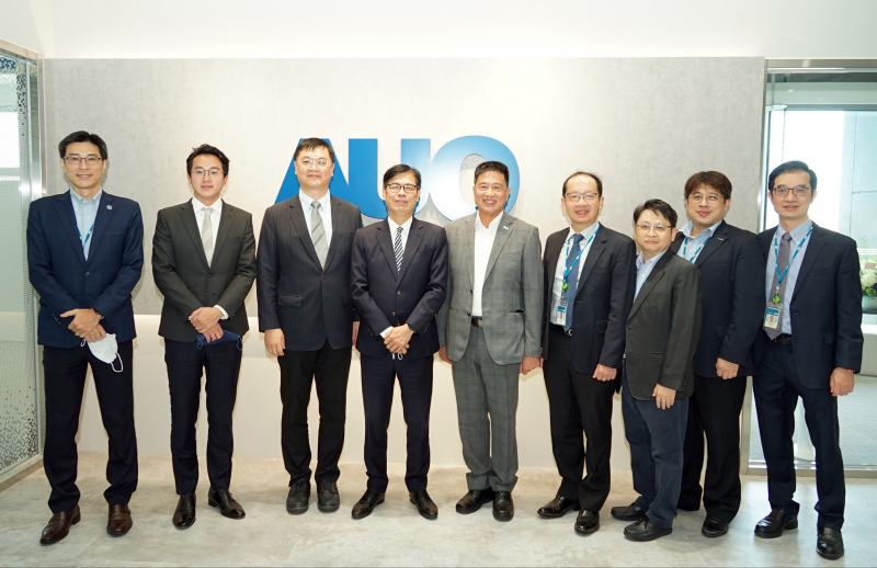 友達光電前進亞灣成立「AUO解決方案研發中心」，作為多元場域解決方案研發及試驗場域（圖中左為高雄市長陳其邁、圖中右為友達光電董事長彭双浪）