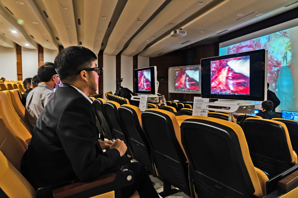 達擎之「達文西外接3D影像解決方案」，將達文西手術機器手臂的3D影像即時連線轉播，在會議室觀摩的醫師們只要戴上偏光眼鏡，就能與執刀醫師看到同步的3D立體影像，如臨操作台現場，縮短達文西手術的學習曲線