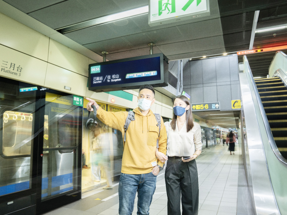 友達旗下達擎之客製化TARTAN顯示器，於台北捷運中山站亮相。以獨特長條型比例與高畫質特色，為台北捷運站帶來嶄新的都會車站風貌