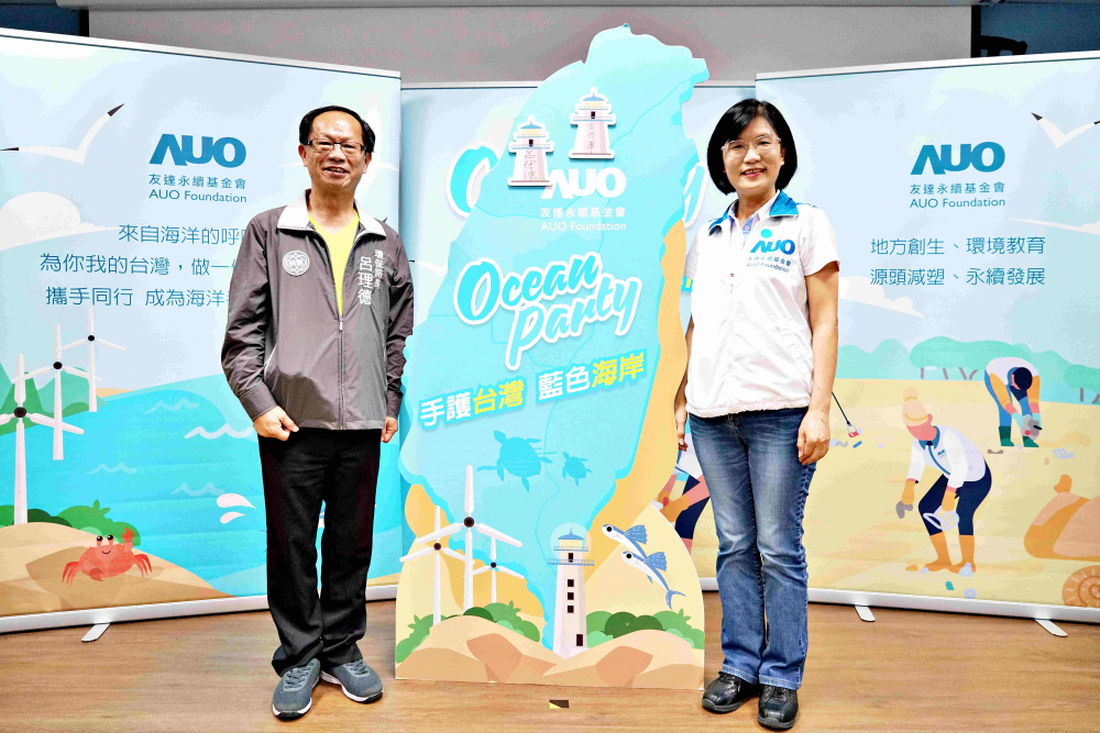 友達光電永續長古秀華（右）與桃園市環保局局長呂理德（左）進行海岸線認養儀式，簽署於象徵藍色宣言的海岸永續燈塔上，承諾以實際行動與環境教育方式，投入桃園海岸線守護行列