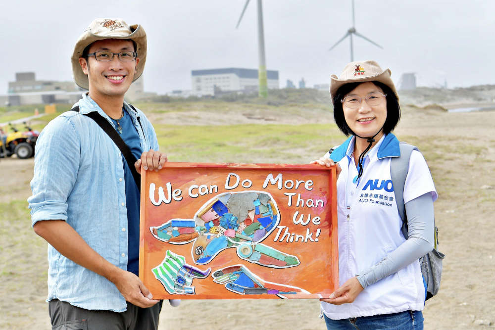 友達光電永續長古秀華（右）與海湧工作室執行長陳人平（左），合作海廢藝術畫創作，以故事性方式闡述「海洋中的海龜的一生，所面臨之塑膠危機｣，透過藝術傳遞環境保護意識