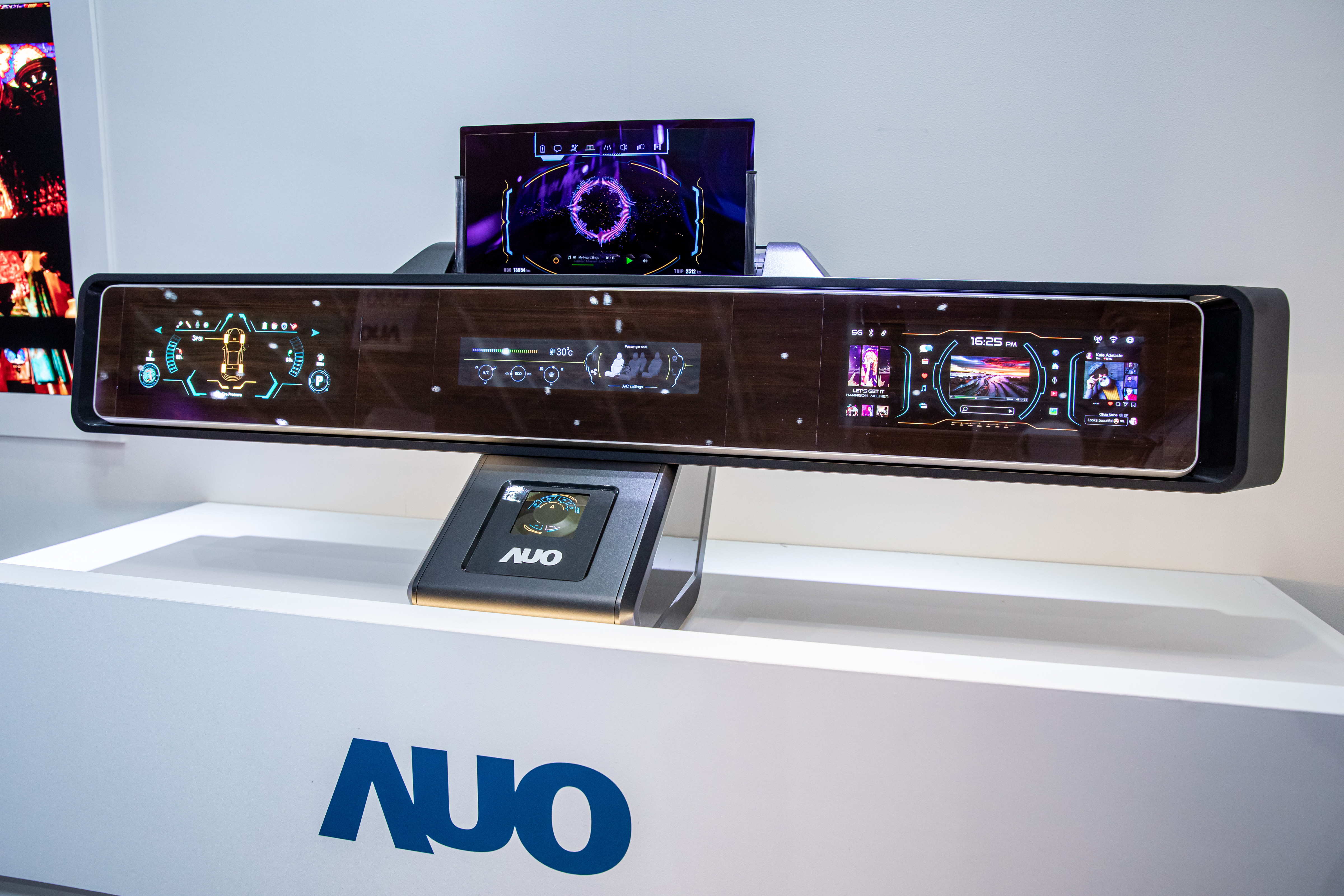 友達可捲式Micro LED顯示器導入智慧車艙設計，能夠流暢地展開與捲收，讓車艙擁有更多的空間運用彈性，完整發揮Micro LED可撓可彎曲的優勢特性