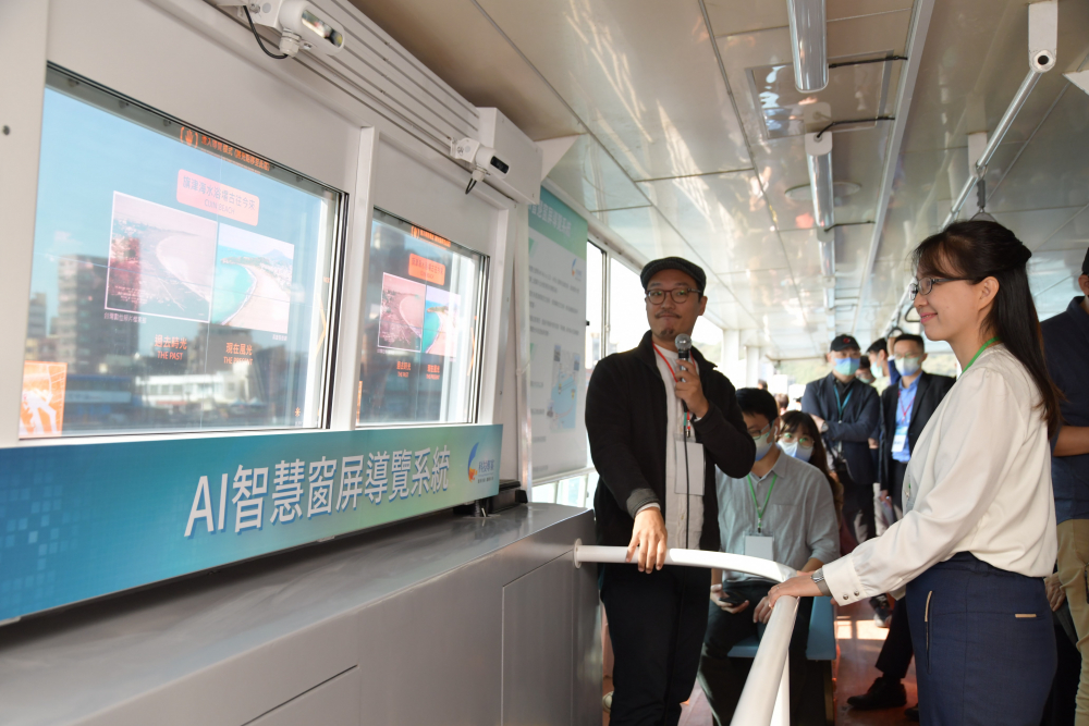 友達整合透明Micro LED智慧窗，透過景物GPS座標定位追蹤乘客視線，可即時在智慧窗提供正確的導覽資訊
