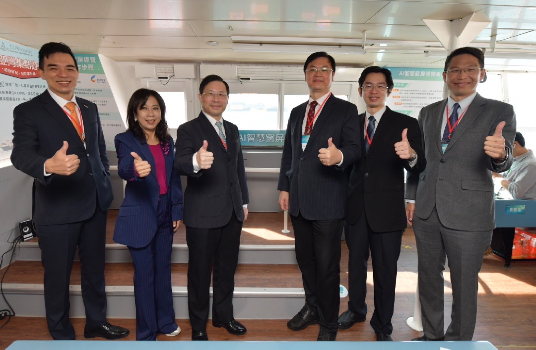 由經濟部技術處指導推動，透過友達光電、工業技術研究院與船舶中心三方合作，於高雄亞灣智慧渡輪率先導入最新Micro LED透明顯示器屏今(22)日啟用(左起友達光電營運長暨總經理柯富仁、高輪公司董事長黃淑美、經濟部次長林全能、高雄市副市長羅達生、經濟部技術處科長張能凱、工研院電光系統所副所長李正中)