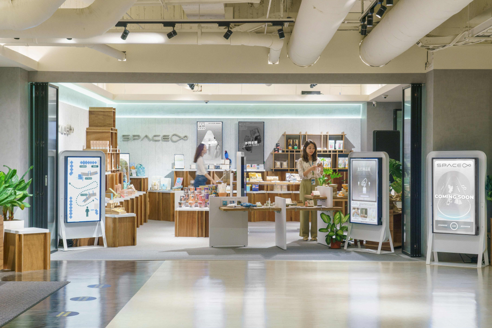 YY易游m6米乐打造永续选物商店，展示社企及社创商品，结合创利空间所开发的智能零售系统，整合多元产品信息，让无人商店扮演公益行动的推手