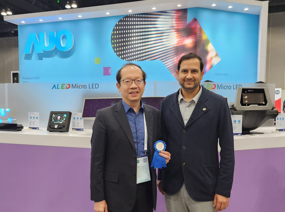 友達光電於2023 SID顯示週，由SID國際資訊顯示學會評選頒發「最佳中型展位獎」。左為友達光電技術長廖唯倫。