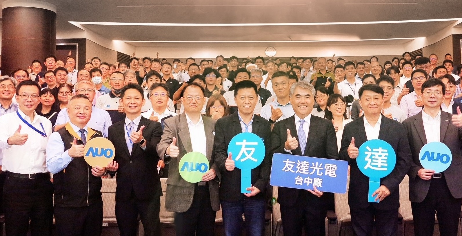 友達以太陽能解決方案領航者，跨足建築領域，4日在台中廠區舉辦「光電建築一體化研討會」，邀請產業先驅共同推動綠化，打造新一代智慧綠建築。