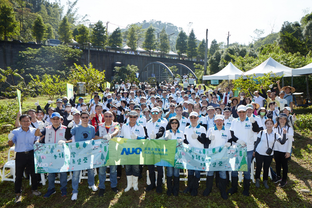 友達永續基金會集結超過200位志工，攜手移除外來入侵種小花蔓澤蘭，守護霄裡溪生物多樣性