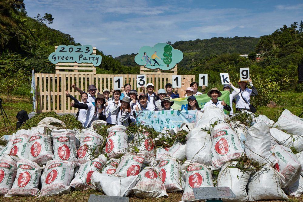 友達集結超過200位志工，攜手移除高達1311公斤的外來入侵種「小花蔓澤蘭」