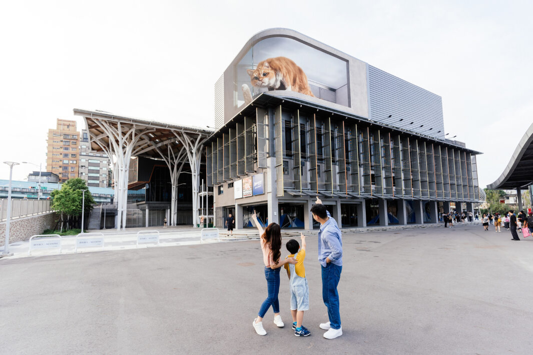 友達打造全台最大戶外裸視3D LED弧形螢幕，將超立體的軟萌胖橘貓動畫活躍於頂樓外牆