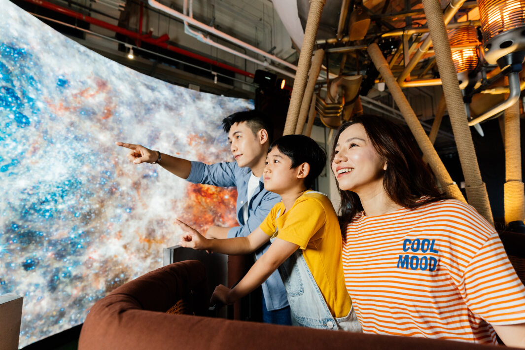 友達打造全台最大寬6公尺、高4公尺、唯一搭載LED弧形拼接顯示屏的動感飛行船，讓乘客駐足在熱氣球上，享受身歷其境的偽出國旅遊樂趣