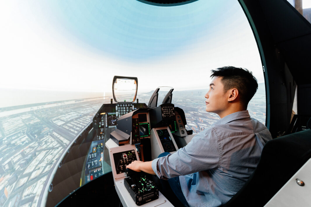 友達以P1.25小間距打造球形LED模擬艙，搭配智崴的精密六軸動態座椅，結合友達專業影像調校技術，呈現擬真模擬飛行場景