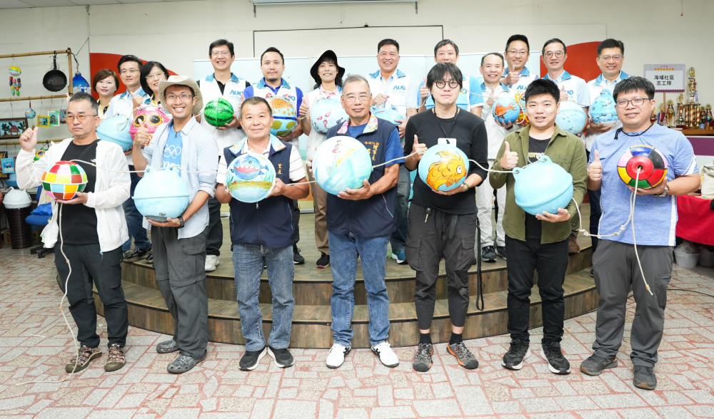 友達光電暨友達永續基金會董事長彭双浪與農業部林業及自然保育署新竹分署夏分署長、供應商夥伴、在地鄰里協會、社企團體，以循環再生的海廢浮球倡議從源頭減廢，為地球移除塑膠垃圾，共同「手」護台灣美麗海岸