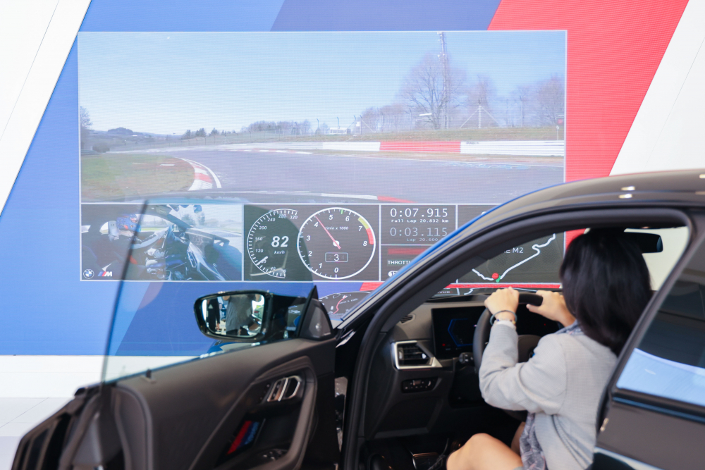 顧客按下虛擬Engine Start按鈕，啟動預選車款的引擎聲浪，螢幕同時呈現德國紐柏林賽道的試駕畫面，坐進車內一秒化身駕駛員馳騁奔騰