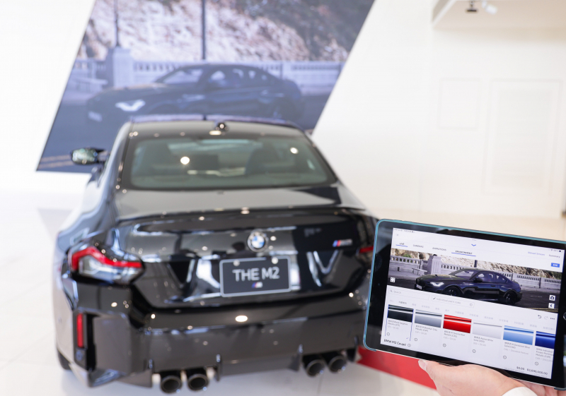 賞車介面即時投放到LED牆上，顧客可即時更換車輛內裝、零件選配與車款配色，提供近乎與實車等比例的沉浸式無死角虛擬賞車體驗