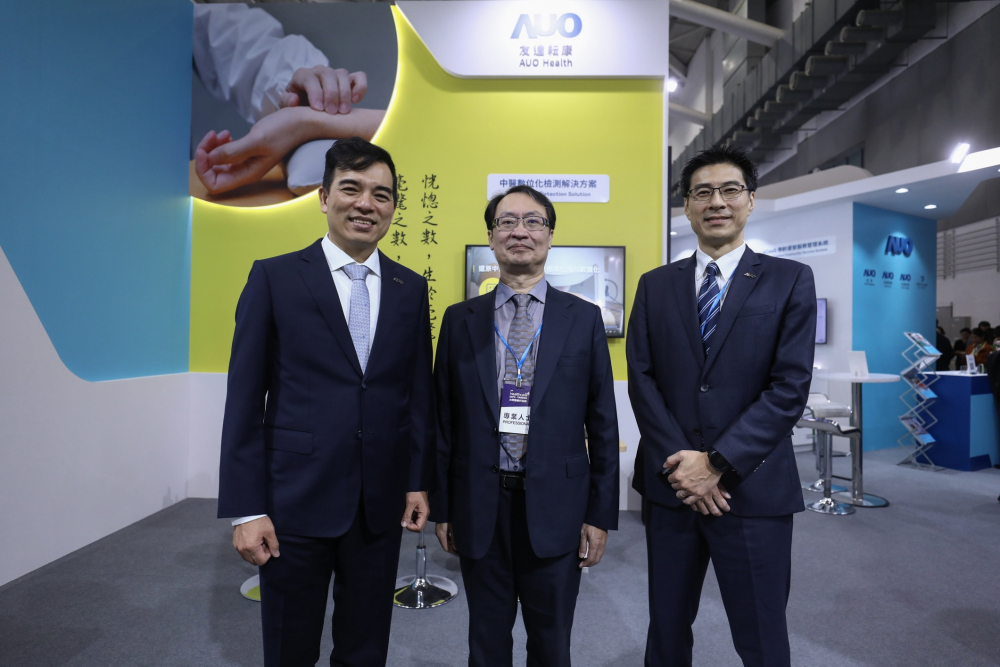 首次於醫療科技展亮相的友達耘康，捐贈數位化檢測設備與研究經費，協助衛福部國家中醫藥研究所打造中醫大數據資料庫。圖由左至右為友達光電執行長暨總經理柯富仁、衛福部國家中醫藥研究所所長蘇奕彰、友達光電智慧醫療事業群總經理廖世宏