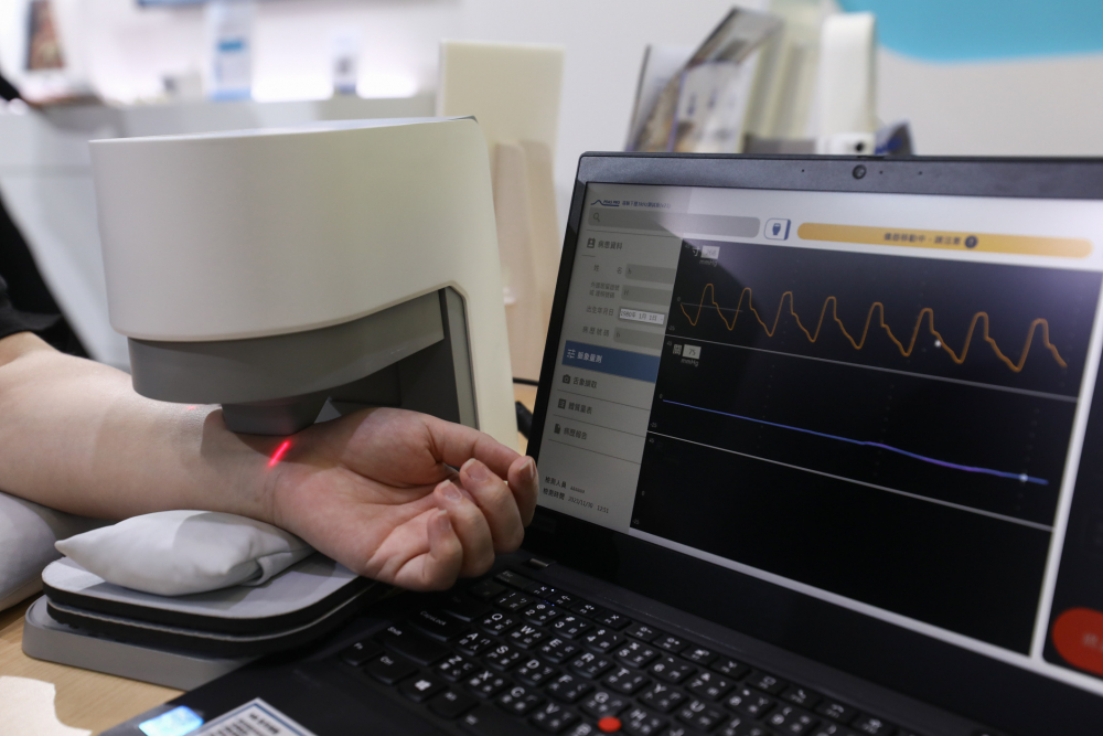 友達耘康脈象檢測系統透過電腦精準控制升降系統，還原中醫師三指把脈過程的舉、按、尋手法，將脈象感受轉化成數據，未來可結合大數據分析，實現智慧醫療及準確性