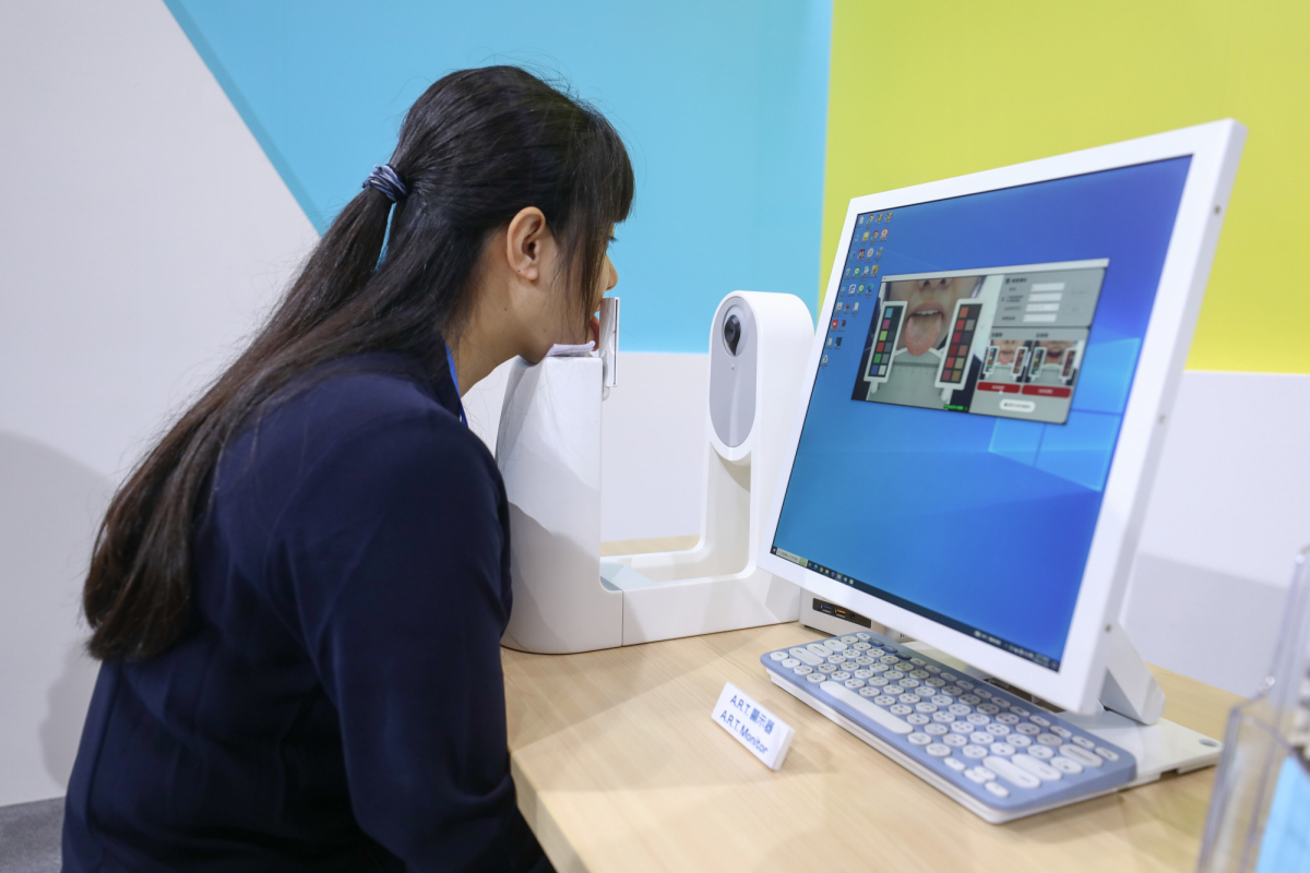 友達耘康延伸友達卓越的感測技術及色彩管理專長，研發出舌象擷取系統，可提供數據化、影像化的檢測結果，輔助醫師與專業醫事人員做為臨床研究、檢測結果評估與檢測紀錄的留存