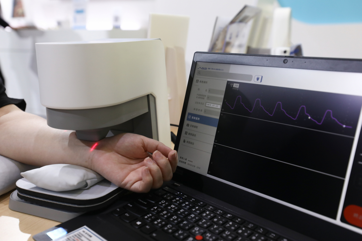 友達耘康脈象檢測系統透過電腦精準控制升降系統，還原中醫師三指把脈過程的舉、按、尋手法，將脈象感受轉化成數據，實現智慧醫療及準確性