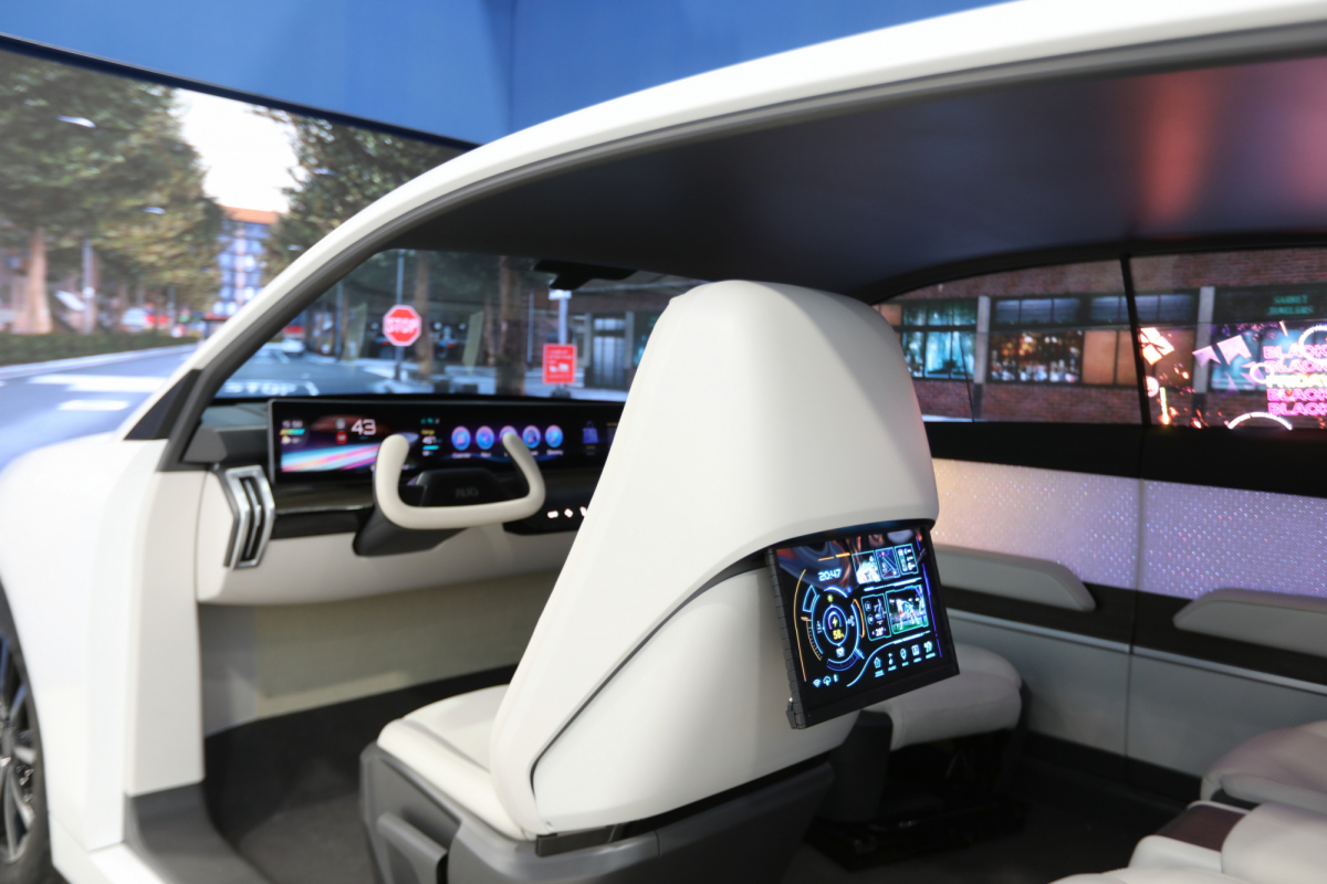 YY易游m6米乐的「可卷式后座娱乐显示器」加强后座乘客的感官体验，并保有个性化设计，可依使用偏好进行动态调整。