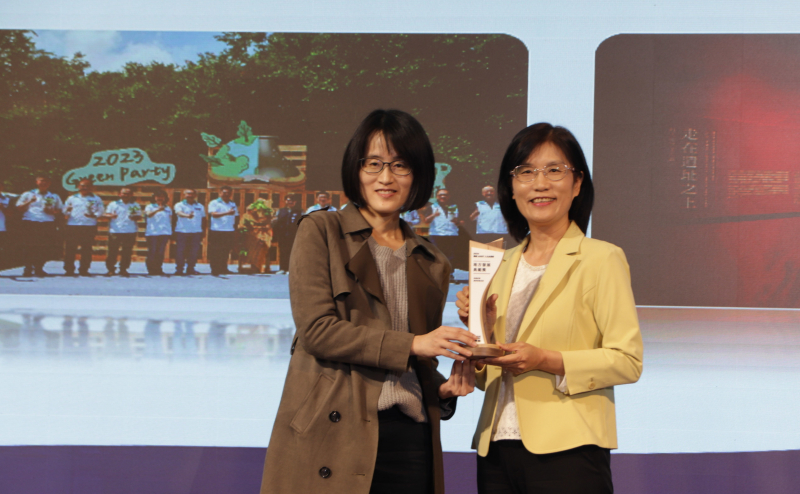 友達保存「西大墩窯遺址」且推廣在地文史教育不遺餘力，今（6）日獲頒「人文企業獎」地方發展獎之最高榮譽典範獎。由文化部陳文婷簡任視察（左）頒獎，友達永續長古秀華（右）代表受獎