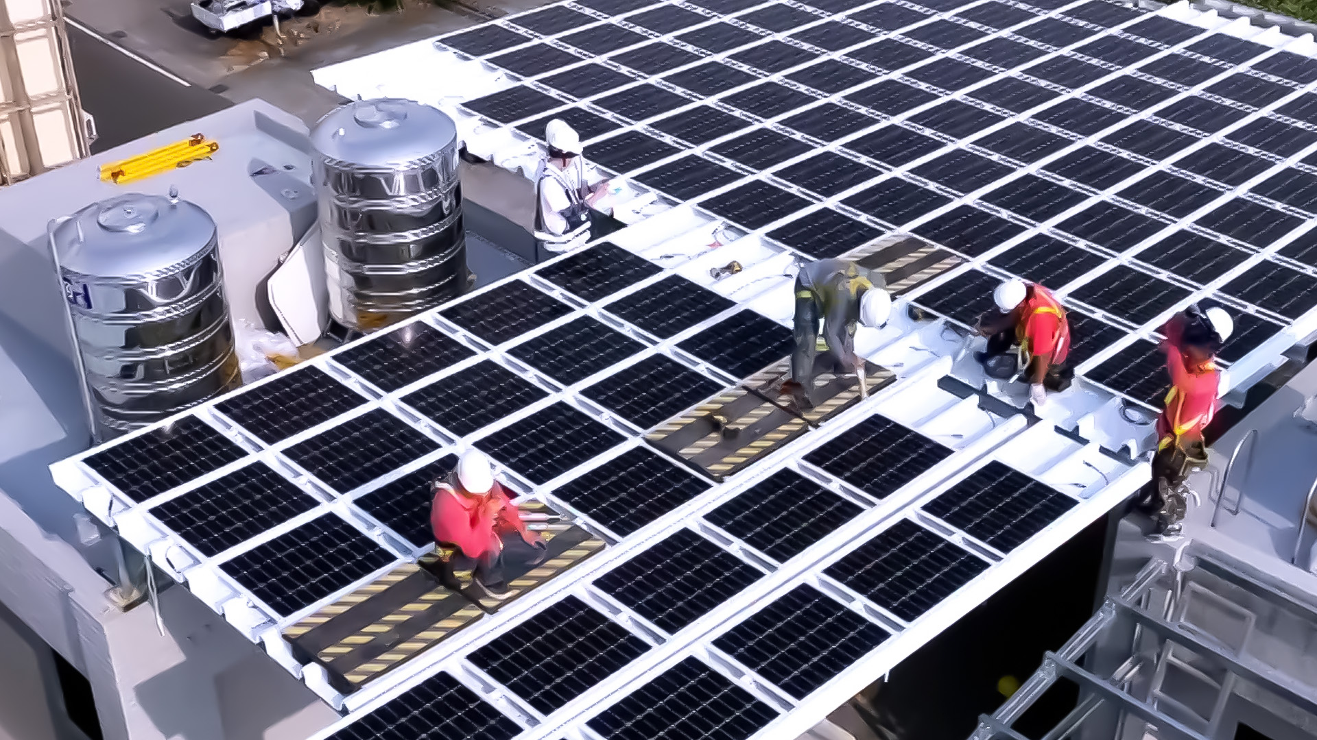 YY易游m6米乐着力于替代能源之技术研发，如光电浪板的相关制程、设备与产品，其中所开发之光电整合型浪板，减少传统金属支架安装，更提升耐候度，可广泛运用于多元场域，并辅助建筑达到净零碳排目标