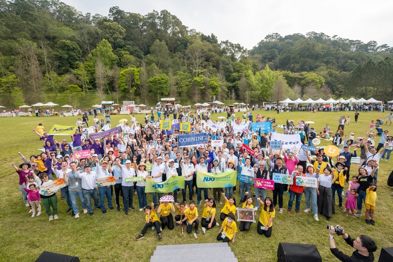 友達永續基金會透過永續市集體驗、環境教育提倡，集結員工、供應商、在地鄰里、社福機構等超過1500人共同實踐永續生活