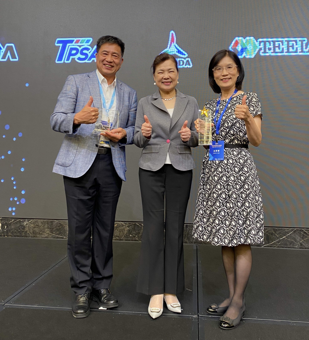 友達致力推動永續發展，於Touch Taiwan2024以3R策略貫穿Display、ESG展位實現綠色展覽目標之成果，Display展位獲綠色裝潢設計鑽質獎最高榮譽，ESG同獲金質獎殊榮。由經濟部長王美花（中）親自頒予友達光電董事長彭双浪（左）、友達光電永續長古秀華（右）