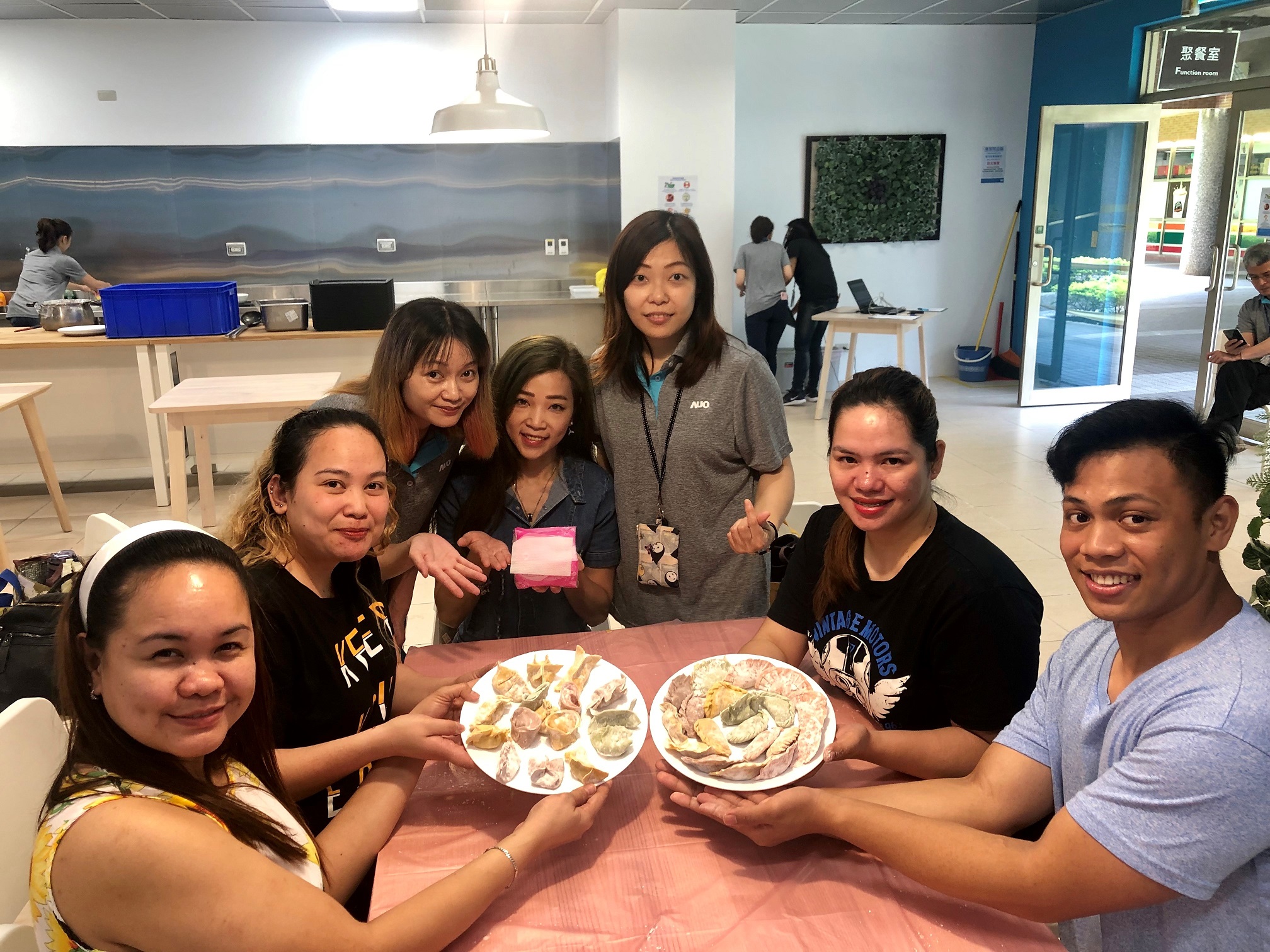 友達將DEI理念貫徹到企業文化和實踐，舉辦如台菲廚藝交流等活動，讓同仁了解彼此文化差異、培養情感