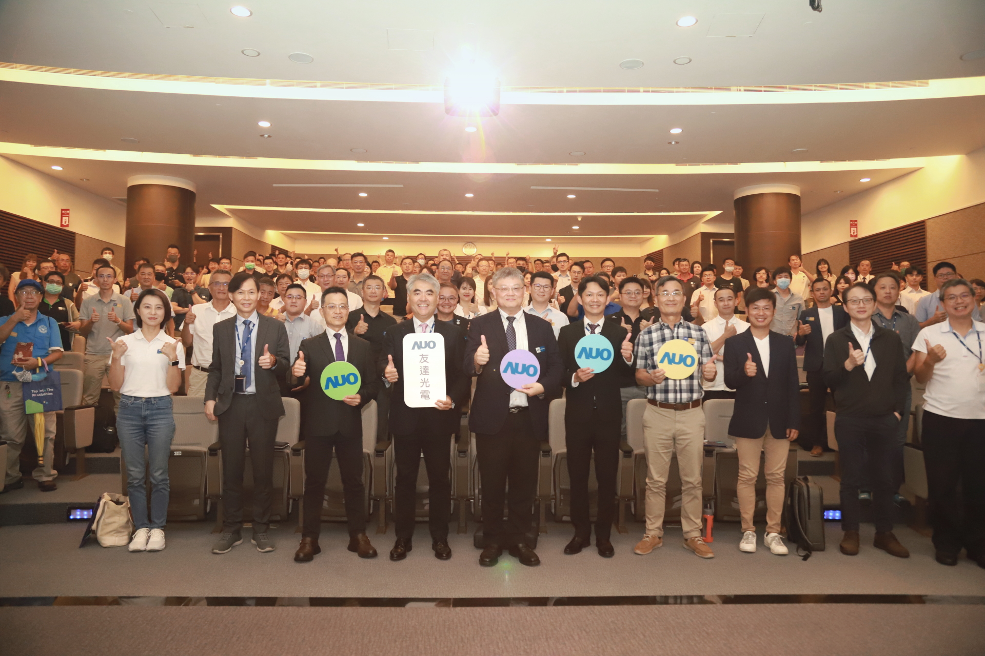 友達光電邀請領域專家共研再生能源發展、電力需求及建築物減碳等議題進行交流，盼共擘綠色永續生態圈的嶄新契機。