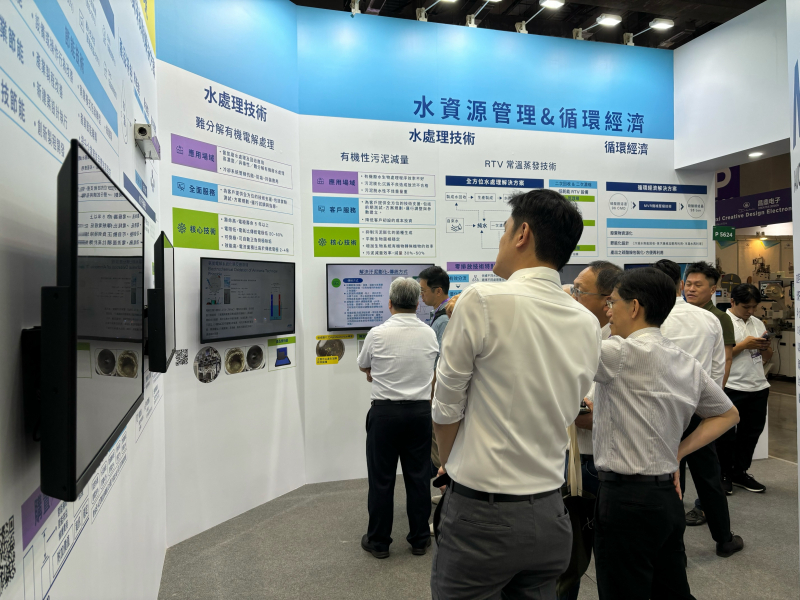 友達以深厚的智慧製造經驗發展永續戰略，積極延伸價值鏈，轉化成可供外界使用的綠色智慧服務，進軍SEMICON Taiwan 2024，提供半導體產業鏈打造AI世代的永續即戰力。