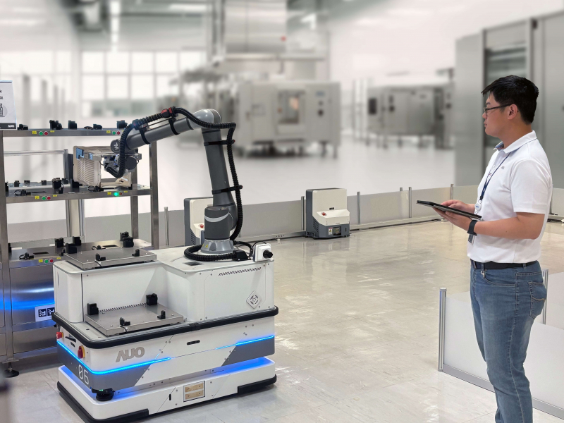 友達數位接軌AI落地應用優化製造流程，自主研發「智動化解決搬運系統」，透過全向式自主移動機器人（AMR），攜手客戶降低生產維護成本並提高產線生產效率。