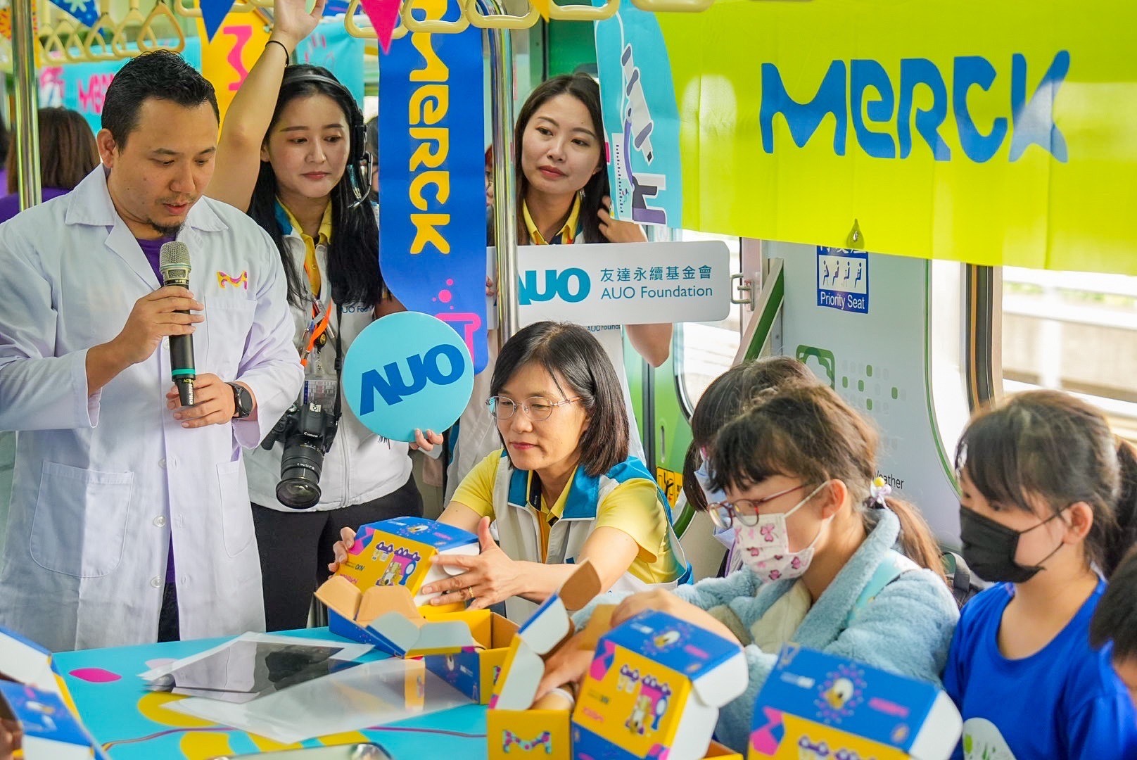 友達以光電、再生能源、水資源三大核心，設計「再生能源和循環經濟」多元永續教育主題，並攜手供應鏈夥伴默克開發創意科學教材及實作體驗，期讓永續素養透過科學探索向下扎根