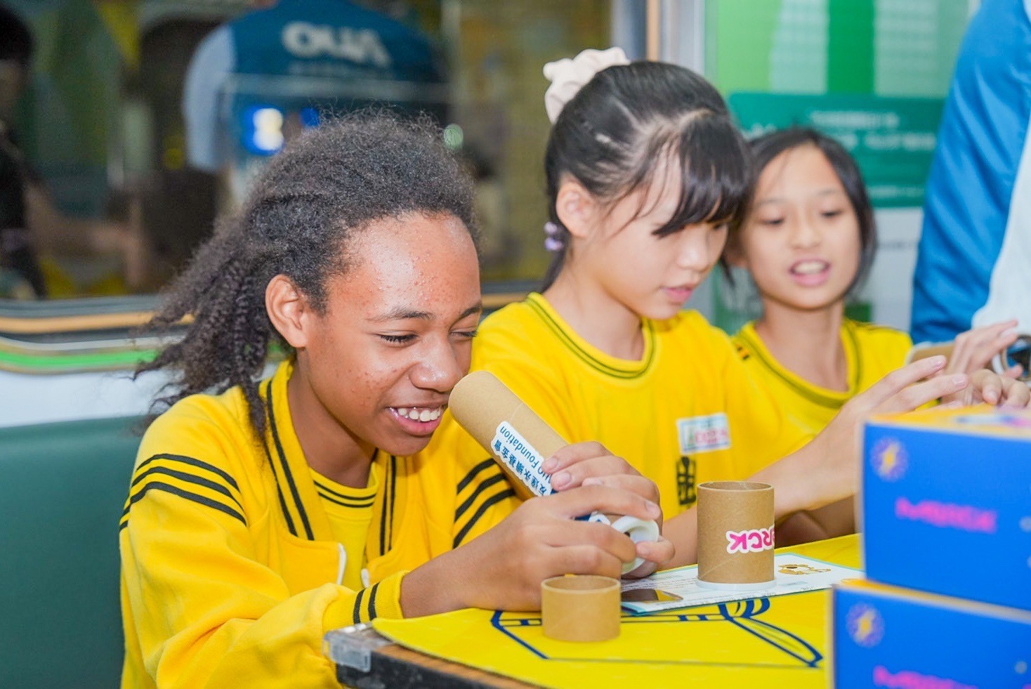 友達與默克分別回收不再使用的偏光片及液晶顯示模組，設計光電課程「玩轉光與闇」，讓學生們親手製作偏光萬花筒與簡易液晶顯示器，實踐循環再生的永續理念