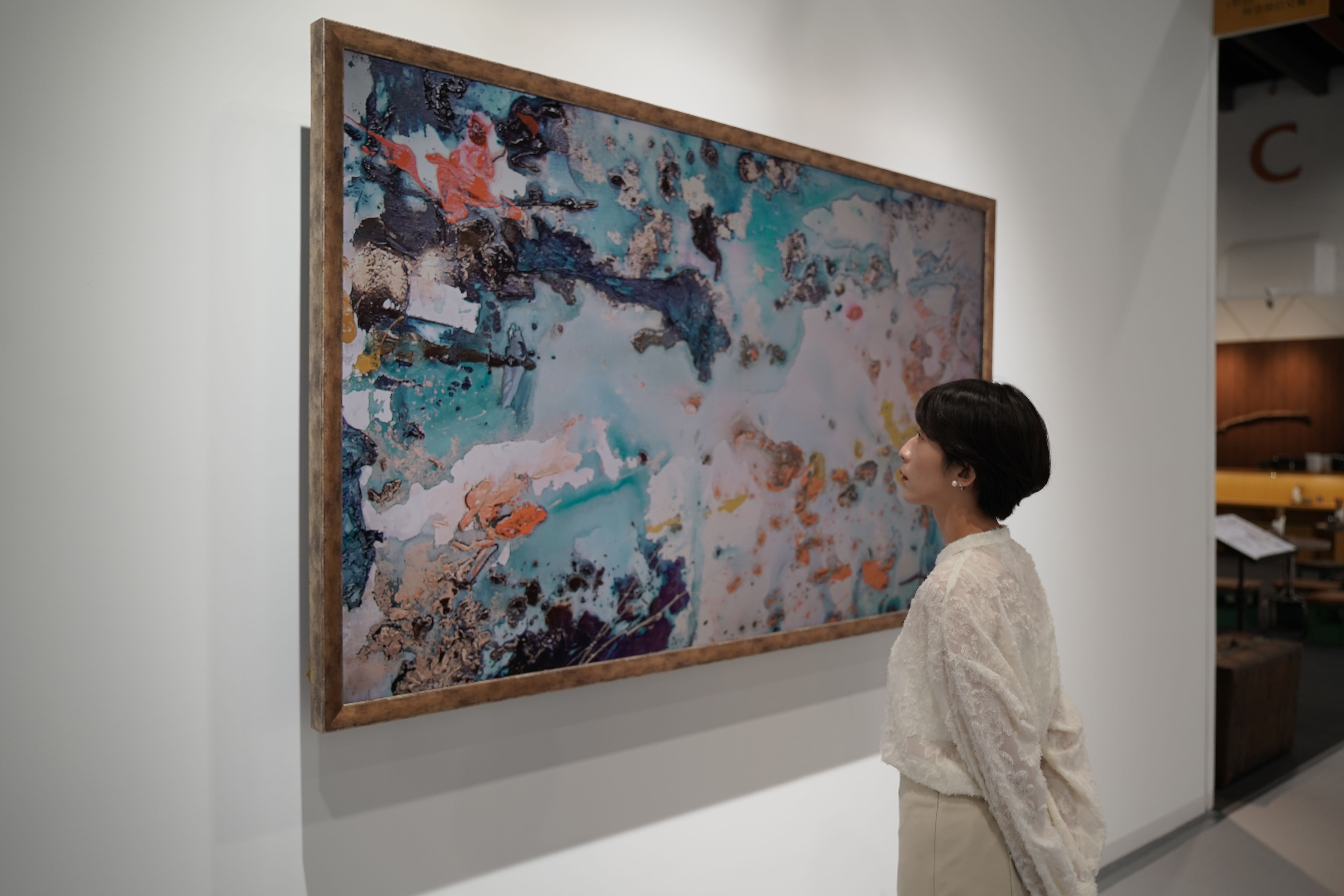 友達FindARTs以獨步全球的A.R.T.先進抗反光技術，提供極致可鑑賞藝術作品細節的柔和介面，搭配國際博物館級認證的色彩還原演算法，重現藝術家創作的真跡色彩和材質肌理，讓虛擬作品在現實中生動展現