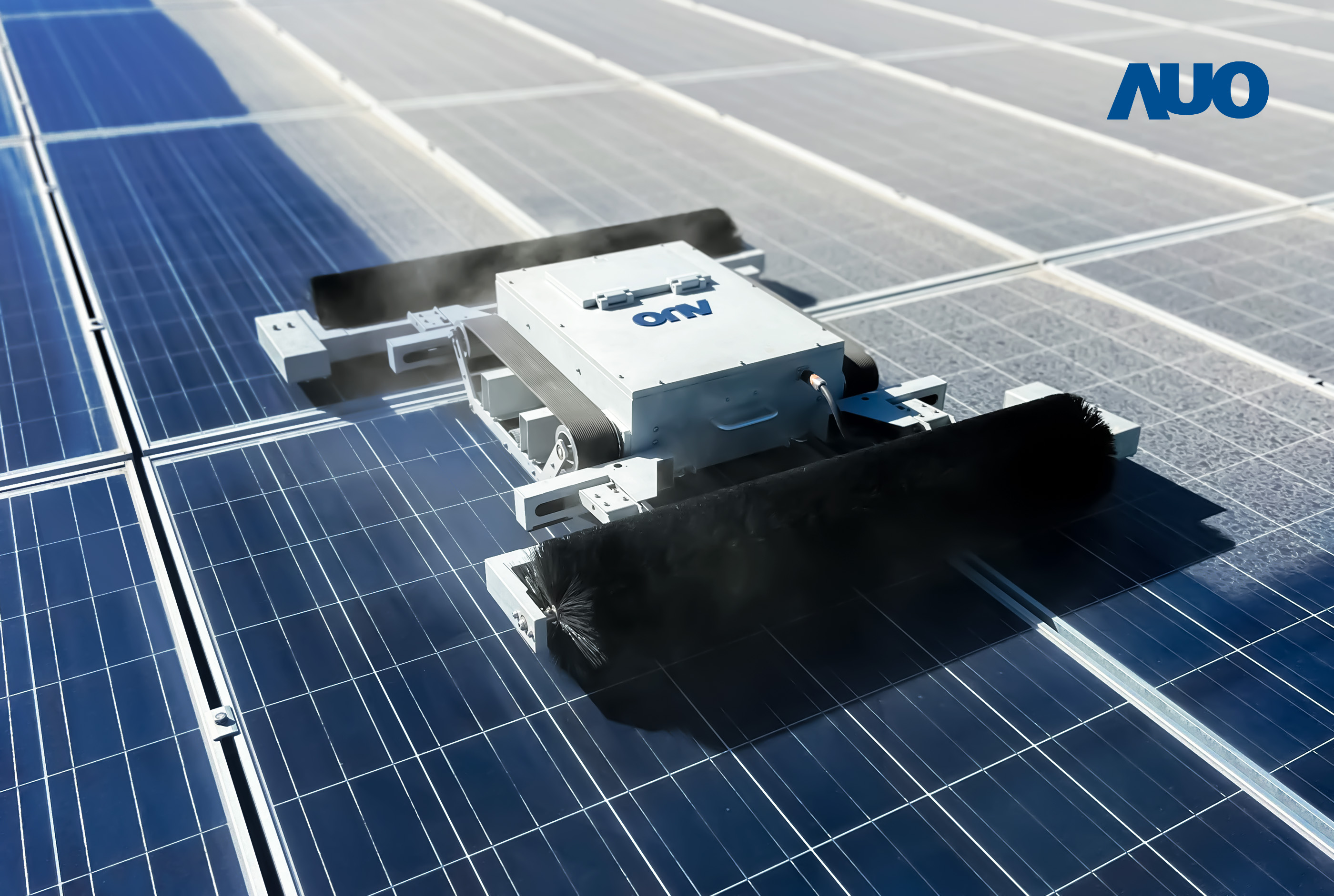 友達「太陽能模組清潔機器人SunCleanBots」，具輕量化、智慧化與高效率優勢，搭載全自動導航清潔模式，已應用於多個太陽能電廠場域，大幅提升太陽能模組使用壽命與效能並降低人力成本，獲台灣精品銀質獎