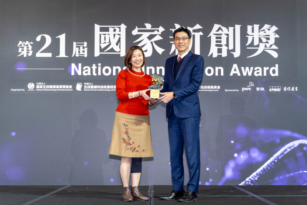 友達旗下子公司友達耘康與達擎分別以「中醫數位化檢測解決方案」及「寬視角3D醫療顯示器」獲得第二十一屆國家新創獎「智慧醫療與健康科技」類別的「企業新創獎」與「國家新創精進獎」兩項殊榮。圖左為衛生福利部政務次長林靜儀、圖右為友達光電智慧醫療事業群總經理廖世宏