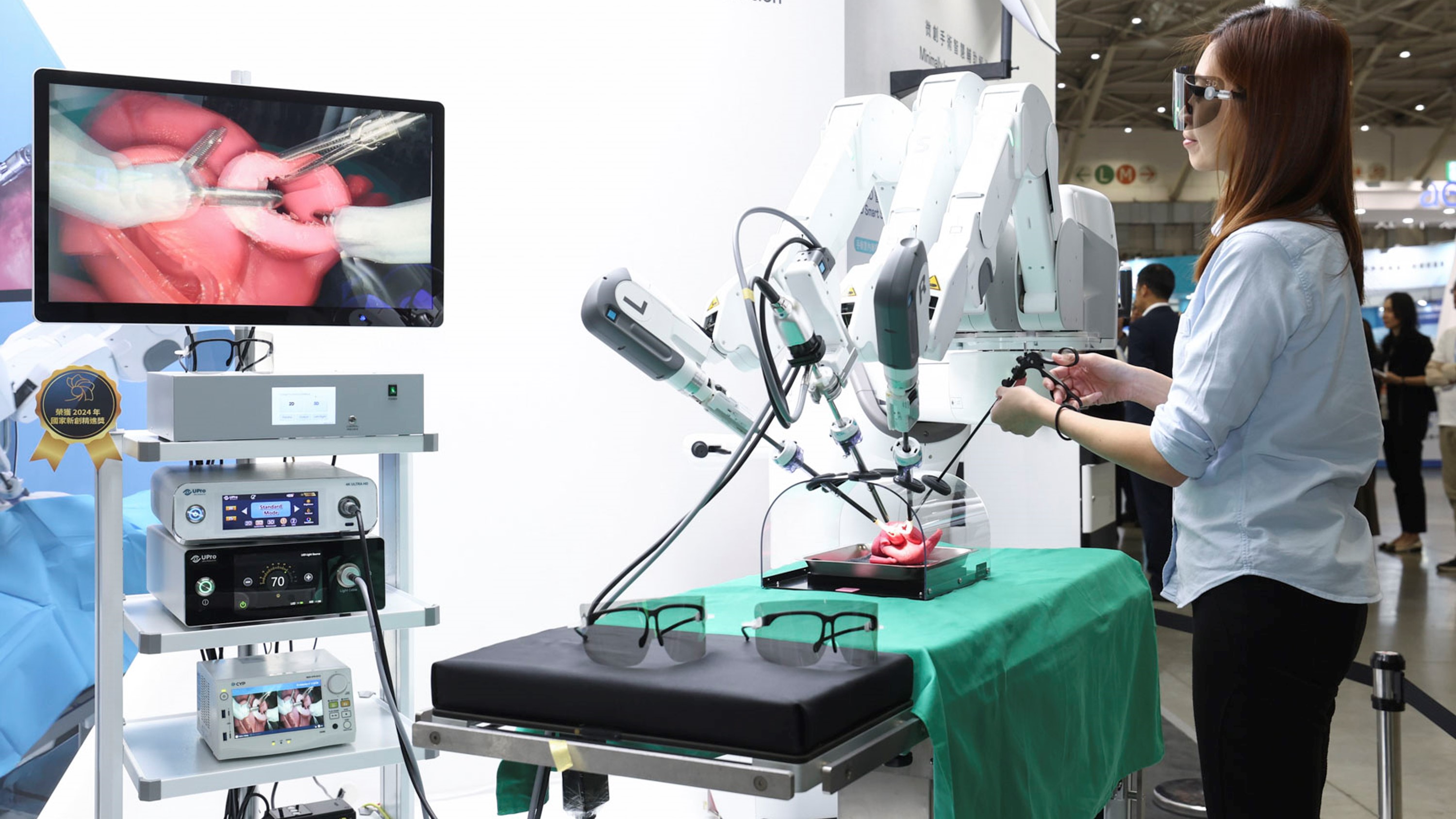 達擎寬視角3D醫療顯示器可應用於機器人手術即時3D解決方案，提供醫療團隊即時、同步的3D手術影像，提升溝通效率與手術安全性