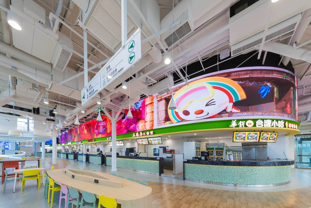 友達穩步推動雙軸轉型策略，旗下子公司達擎攜手傑可達數位與零售業者統一超商合作，為全新改裝開幕的「清水服務區」打造首創的裸視3D體驗牆