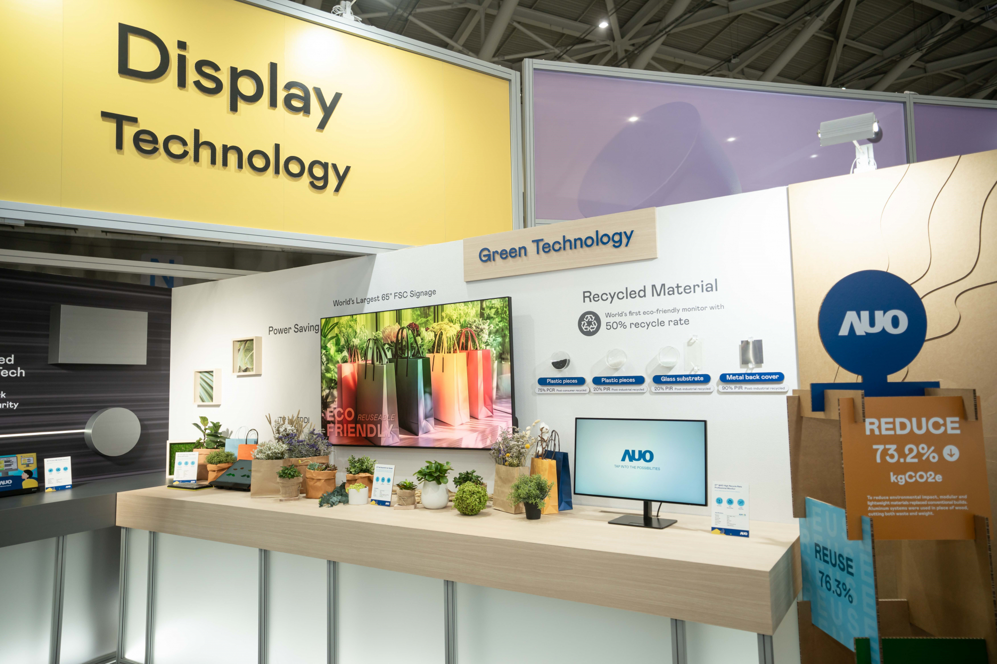 友達Touch Taiwan 2025雙展位再度獲etouch 綠色裝潢設計獎肯定；智慧顯示展位以鋁製模組系統取代傳統木作施作，並在相關裝潢物與設計使用可回收、可重複使用的材料，體現低碳與循環精神。