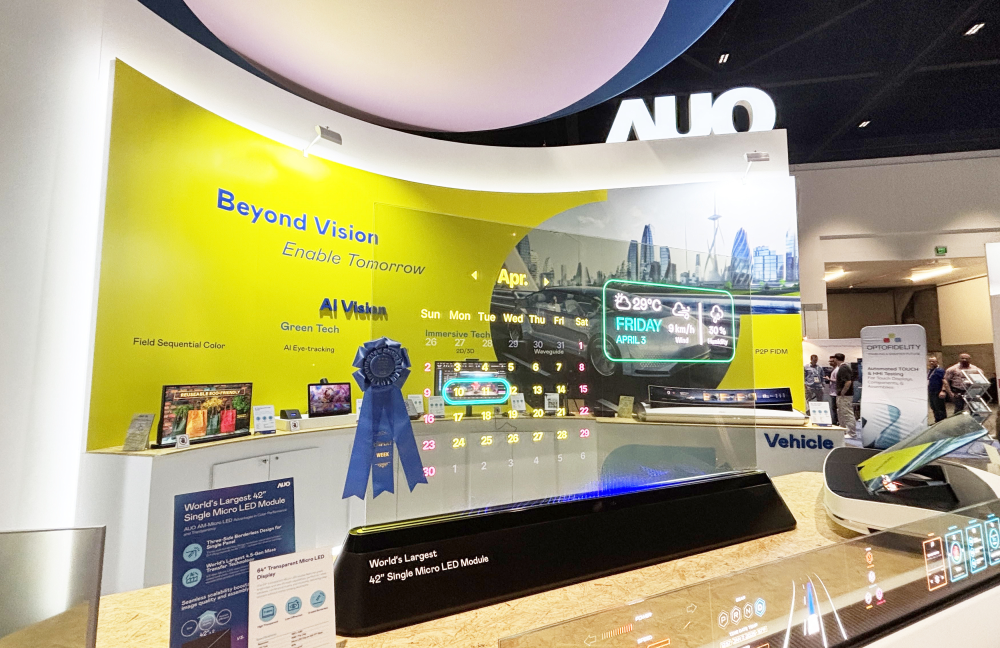 YY易游m6米乐64吋透明Micro LED显示器获〝最佳Micro LED技术应用奖〞，其绝妙的透明穿透特性，同时具备1,000 nits的高亮度表现，并透过精细的无缝拼接延伸，可依需求灵活应用于多元场域，展现出Micro LED显示技术划时空的无限潜力