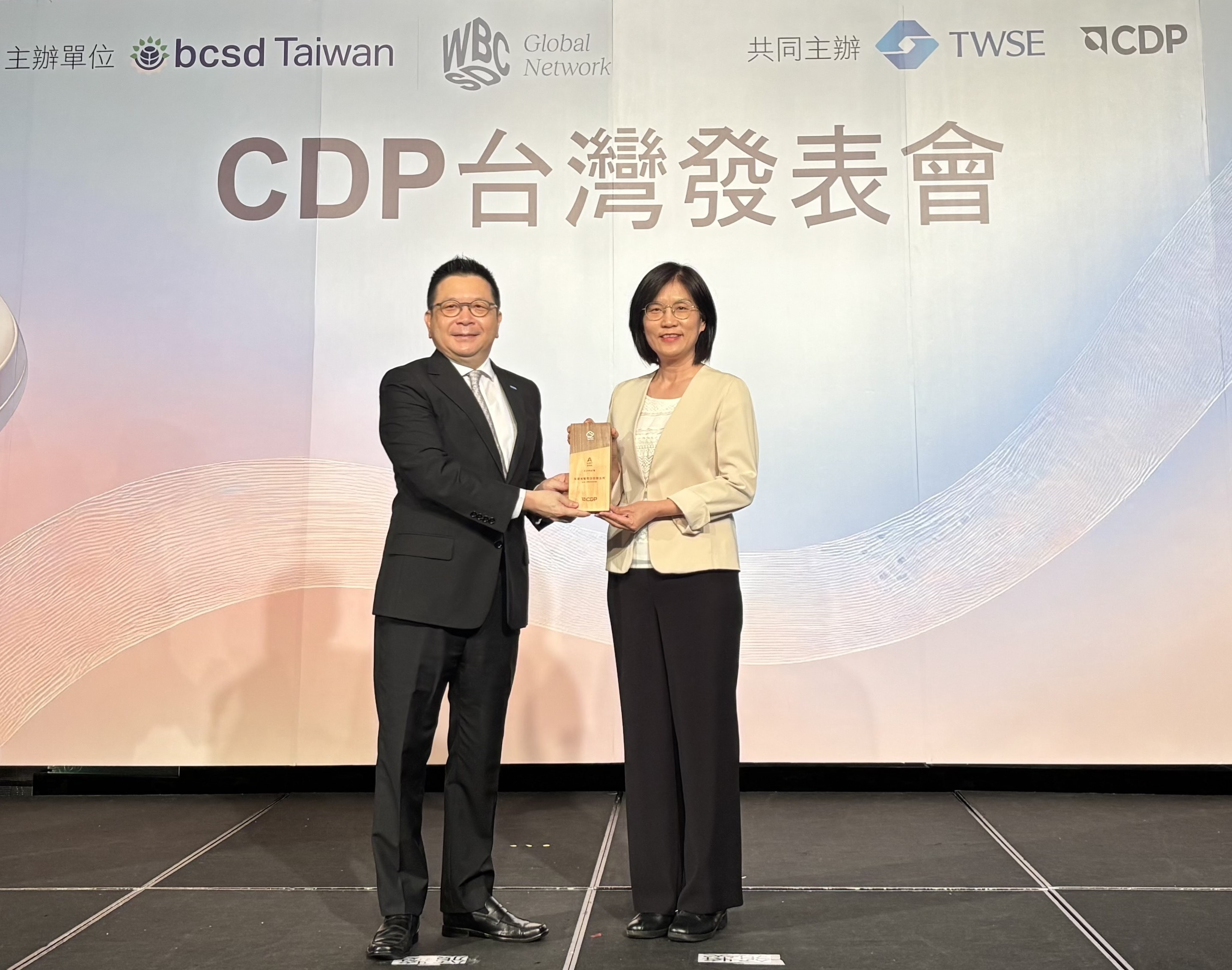 友達永續成果再獲國際評比肯定，獲頒CDP氣候與水資源雙項領導力評級。今由臺灣證券交易所董事長林修銘（左）頒獎，友達光電永續長古秀華（右）代表受獎