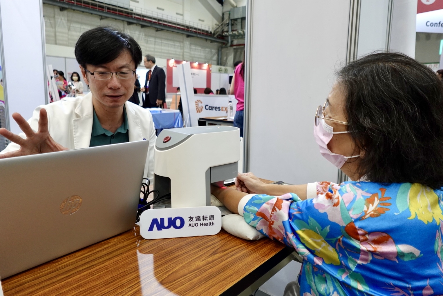 友達耘康與台北市中醫師公會於「2025台北國際照顧博覽會」攜手合作，提供參訪民眾中醫數位化檢測體驗與健康諮詢