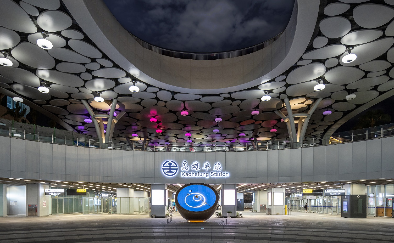 創利空間參與《高雄車站共感空間》公共藝術計畫，擔任視覺科技整合夥伴。於「看時間」天文鐘作品中提供技術指導，整合圓形LED鐘面與鐘體結構，在時間、天象星盤與空間氛圍間生動展演