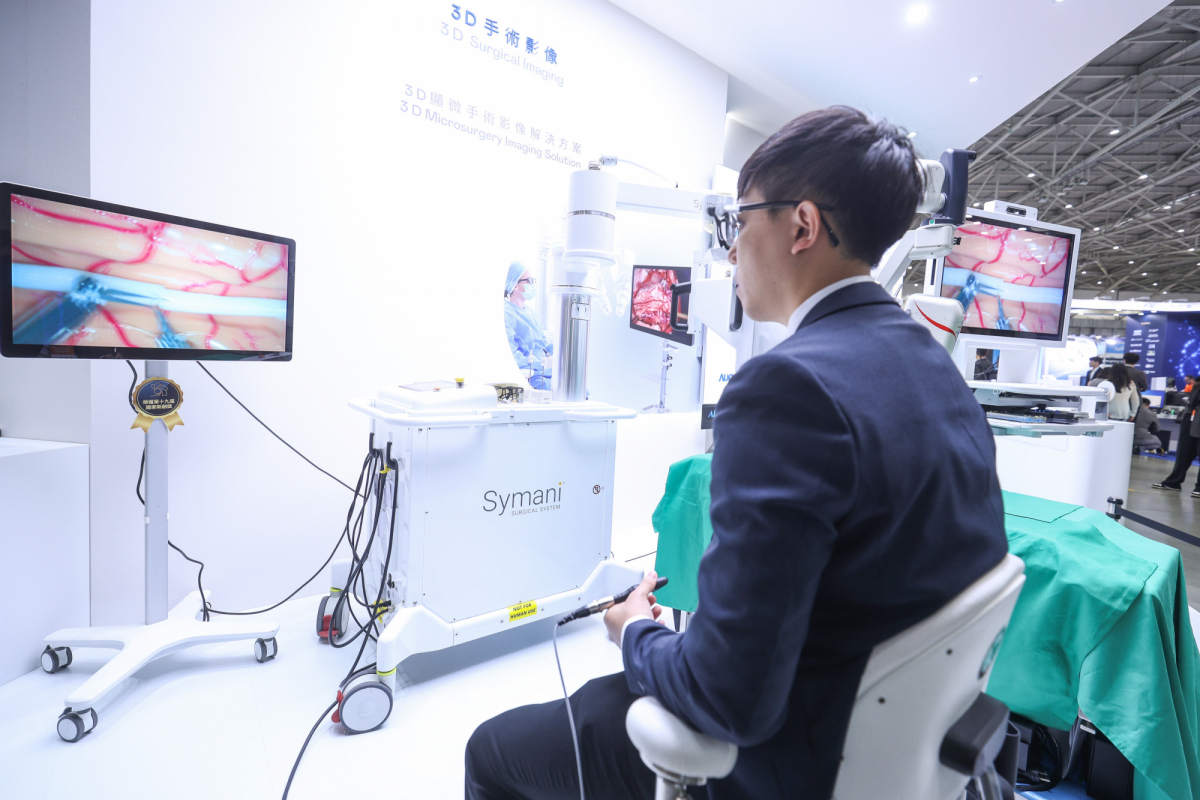 達擎推出「3D顯微手術影像解決方案」，將3D影像技術從腹腔內視鏡手術延伸至神經、血管、淋巴等高難度顯微手術，提供超清晰立體視野，協助醫療團隊在複雜手術中完成精準細膩操作。