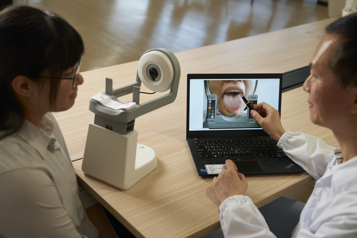 友達耘康的「舌象辨識軟體」則運用AI與大數據技術，可快速辨識舌色、舌形、苔色、苔質等特徵，顯著提升舌象辨識效率，優化檢測流程。